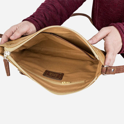 Notranjost odprte svetlo rjave torbice iz plute z žepom na zadrgo Corkor