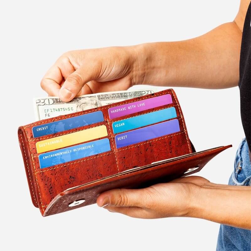 Ženska denarnica Corkor Slim rdeča - v rokah primer notranjosti uporabe
