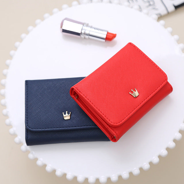 Izbirate lahko med modro in rdečo Kronina denarnico